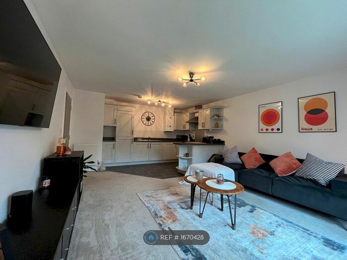 2 Bedroom Flat To Rent In Castlecroft House, Wolverhampton, WV3