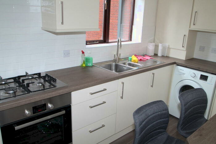 Studio To Rent In *Zero Deposit Option * High Street, Purley, CR8