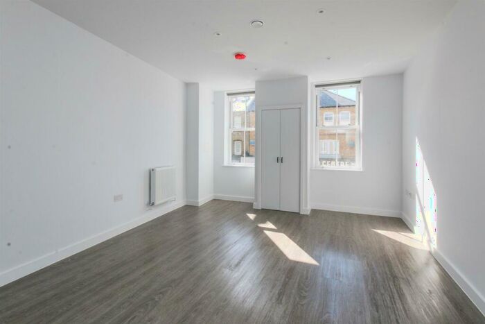 Flat To Rent In High Road, N12