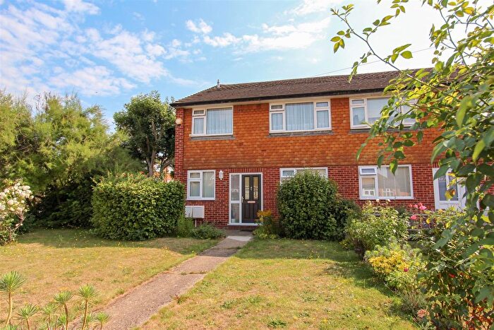 2 Bedroom Maisonette To Rent In Glebe Avenue, Ickenham, Uxbridge, UB10