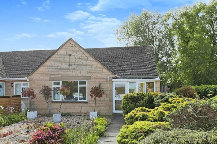 2 Bedroom Bungalow For Sale In Frampton Drive, Willersey, Broadway, WR12