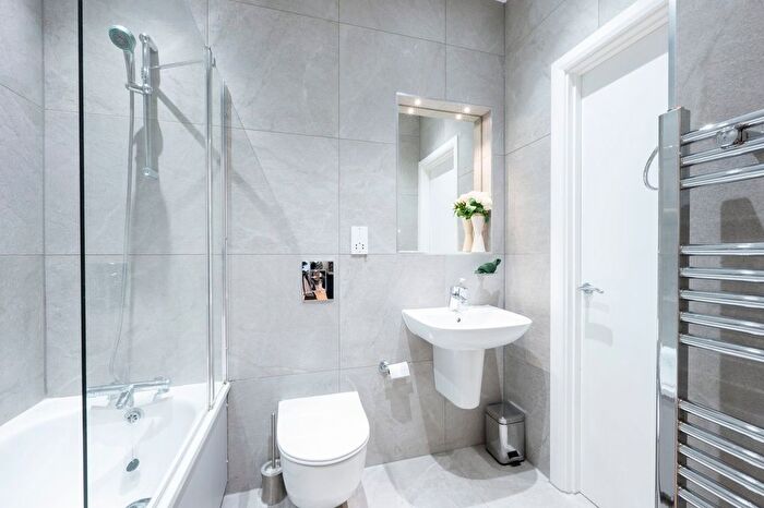 2 Bedroom Flat For Sale In High Street, Walton-On-Thames, KT12