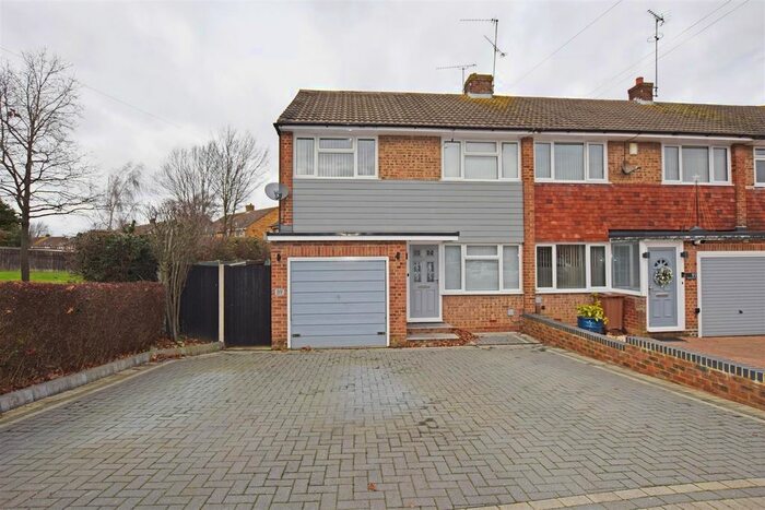 3 Bedroom Detached House To Rent In Kenilworth Drive, Rainham, Gillingham, ME8