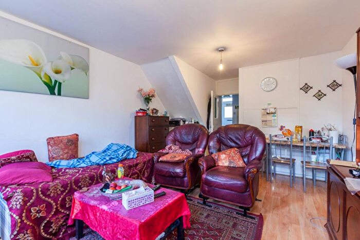 2 Bedroom Maisonette For Sale In Bow Road, Bow, London, E3