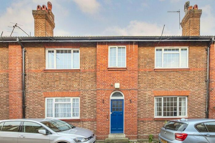 3 Bedroom Property To Rent In Kew Foot Road, Richmond TW9