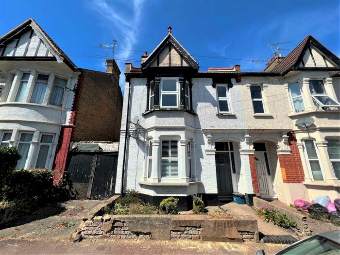 2 Bedroom Flat To Rent In Beedell Avenue, Westcliff-On-Sea, SS0