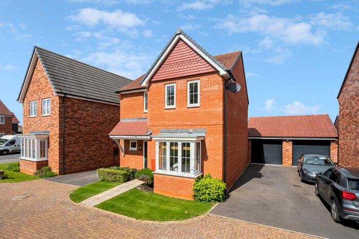 3 Bedroom Detached House For Sale In Roman Way, Thame Oxfordshire, OX9