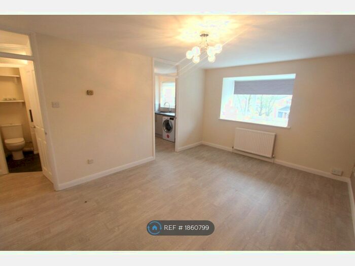 2 Bedroom Flat To Rent In Aylsham Drive, Ickenham, Uxbridge, UB10