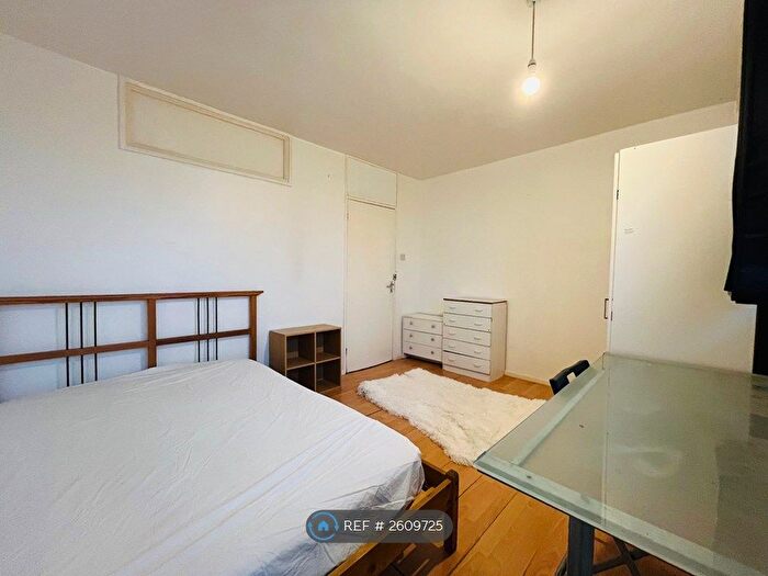 3 Bedroom Flat To Rent In Duffel House, London, SE11