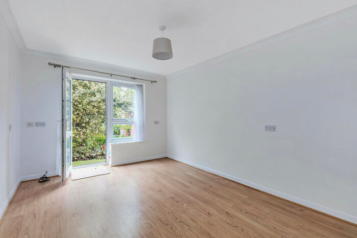1 Bedroom Flat To Rent In Cedar Close, London, SE21