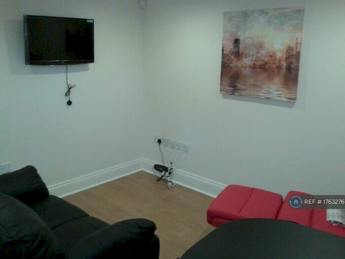 3 Bedroom Flat To Rent In Ashgrove, Bradford, BD7