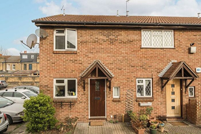 3 Bedroom Property To Rent In Clementine Close, London, W13