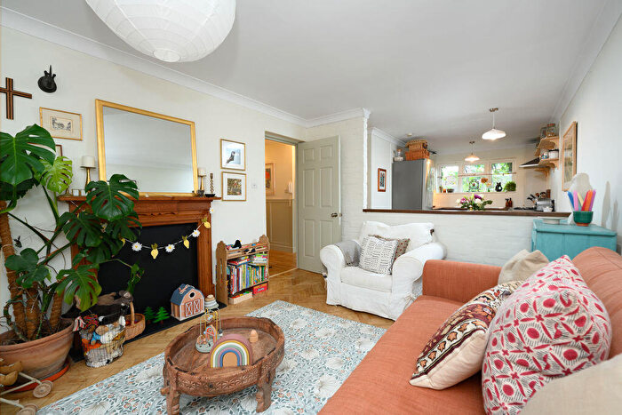 2 Bedroom Flat For Sale In Inwood Court, Walton-On-Thames, KT12