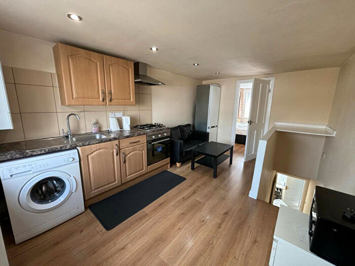 Flat To Rent In Eastern Avenue, IG2