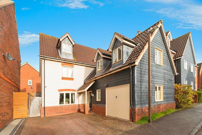 6 Bedroom Detached House For Sale In Foxley Place, Loughton, Milton Keynes, MK5