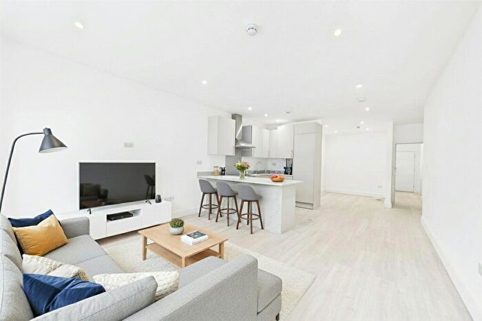 Studio To Rent In High Street, Maidenhead, Berkshire, SL6