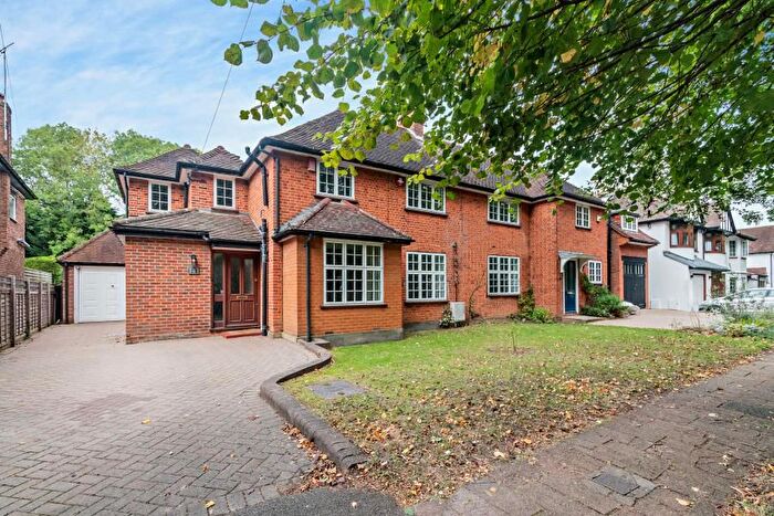 3 Bedroom Detached House To Rent In High View, Pinner, HA5