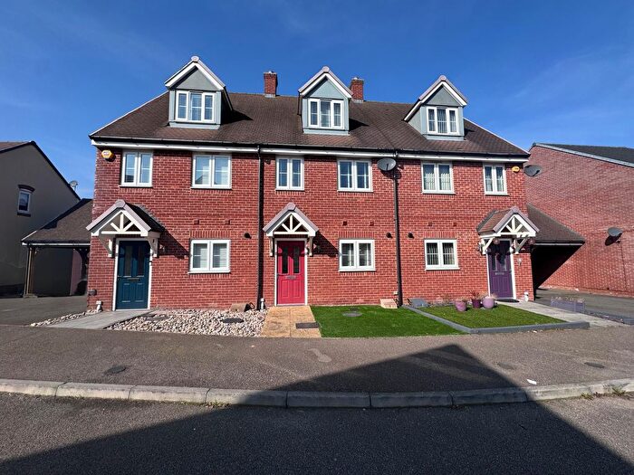 3 Bedroom Town House To Rent In Wiltshire Gardens, Kingsnorth, TN25