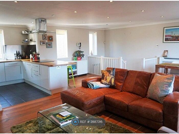2 Bedroom Flat To Rent In Clapham High Street, London, SW4