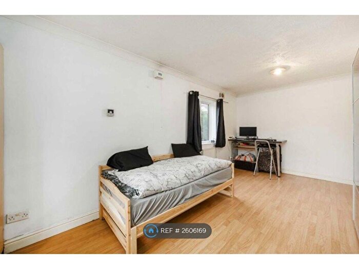 Studio To Rent In London, London, NW9