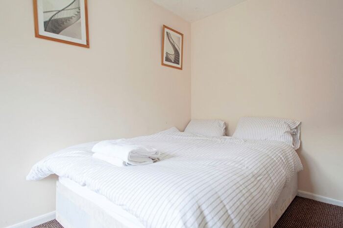 1 Bedroom Flat To Rent In Holbrook Road, Stratford/Plaistow, E15