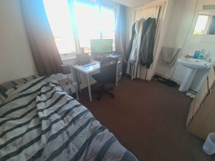 5 Bedroom House To Rent In Manor Drive, Leeds, LS6