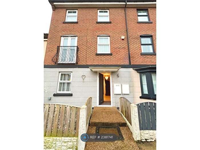 4 Bedroom Terraced House To Rent In Blenkinsop Way, Leeds, LS10