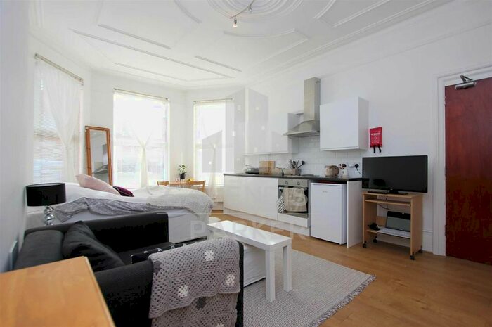 Studio To Rent In Manstone Road, Kilburn, London, NW2