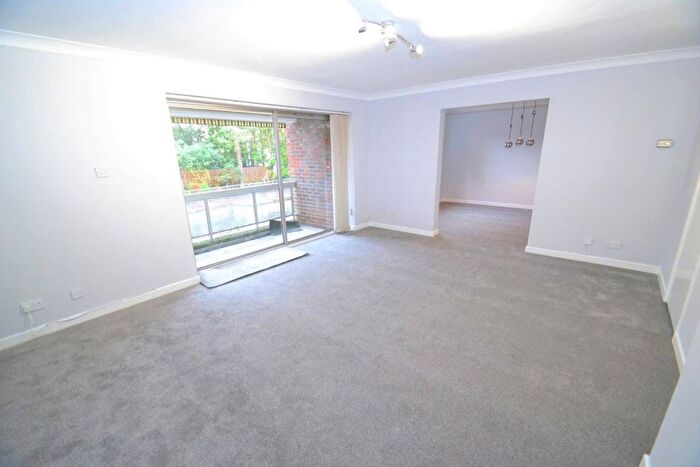 2 Bedroom Flat To Rent In High Firs, Gills Hill, Radlett, Hertfordshire, WD7
