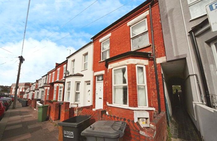 3 Bedroom Terraced House For Sale In Saxon Road, Luton, Bedfordshire, LU3