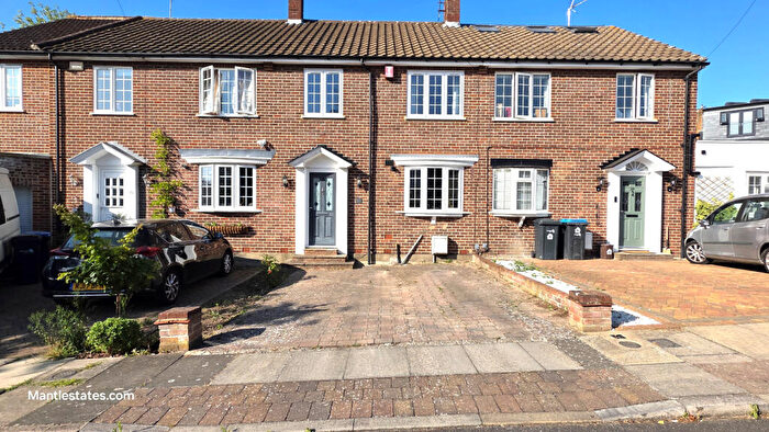 3 Bedroom Terraced House For Sale In Laurel Drive, Winchmore Hill, N21