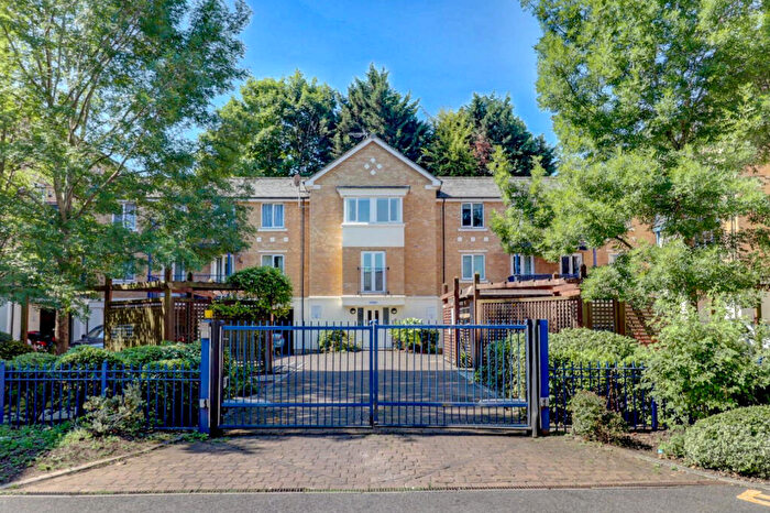 2 Bedroom Apartment For Sale In West End Road, High Wycombe, Buckinghamshire, HP11