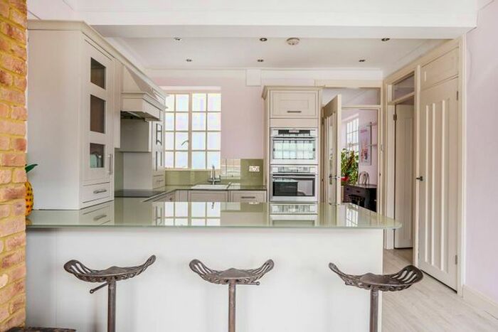 1 Bedroom Flat To Rent In Kings Court North, Chelsea, London, SW3