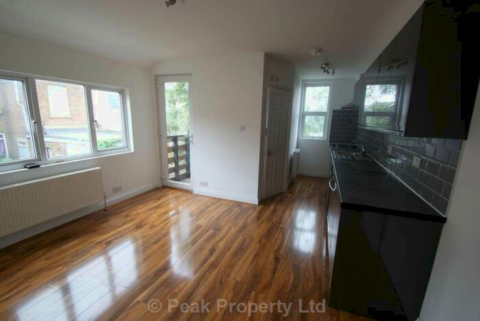 2 Bedroom Flat To Rent In Gainsborough Drive, Westcliff On Sea, SS0