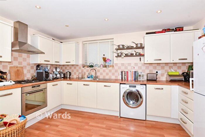 2 Bedroom Apartment For Sale In Clifford Way, Maidstone, Kent, ME16