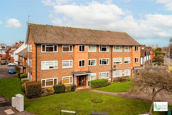 2 Bedroom Flat For Sale In Lavender Park Road, West Byfleet, KT14