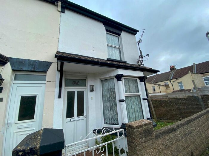 3 Bedroom End Of Terrace House To Rent In Albany Terrace, Albany Road, Gillingham, ME7