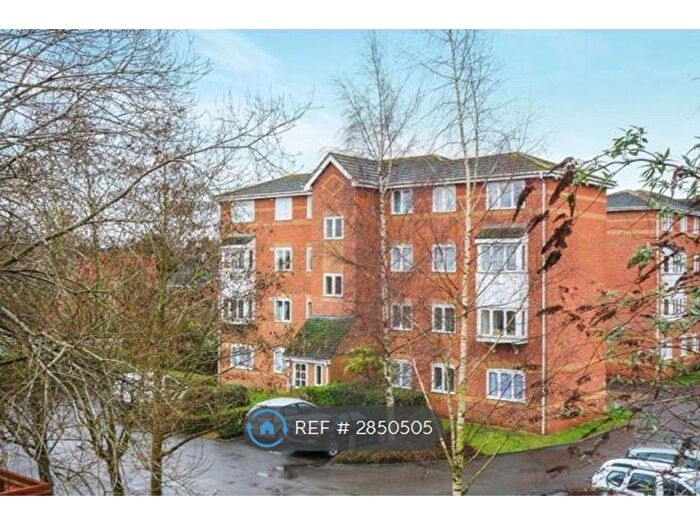 2 Bedroom Flat To Rent In Ascot Court, Aldershot, GU11
