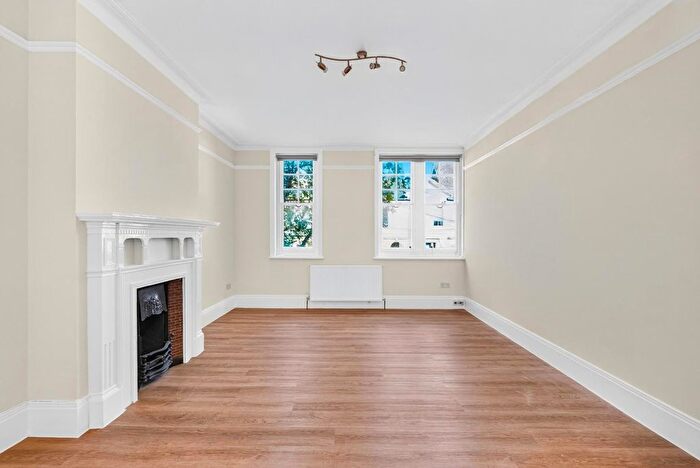 3 Bedroom Flat To Rent In High Street, Teddington, TW11