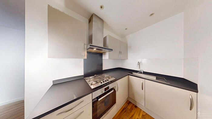 2 Bedroom Flat To Rent In - Cambridge Heath Road, London, E1