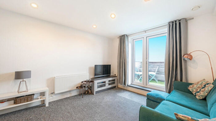 1 Bedroom Flat For Sale In Poppy Drive, Ponders End, EN3