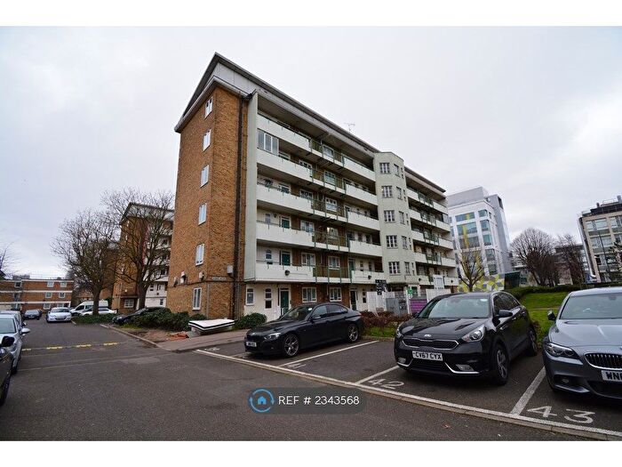 3 Bedroom Flat To Rent In Levant House, London, E1