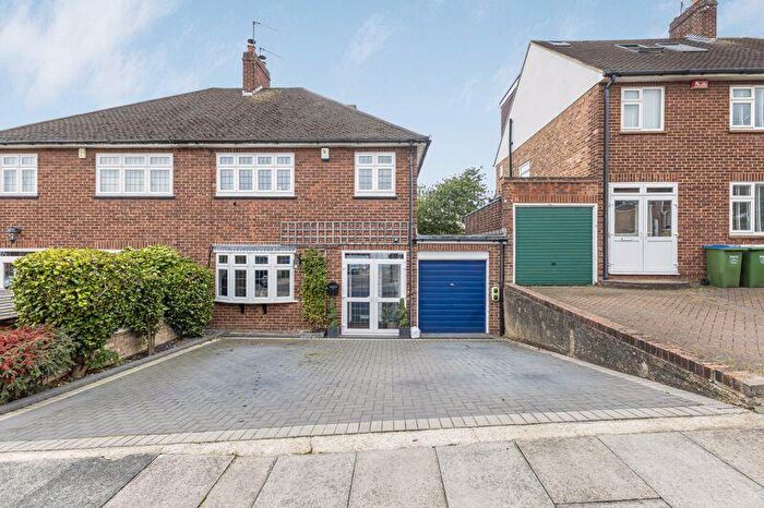 3 Bedroom Semi-Detached House For Sale In Brookdale Road, Bexley, DA5