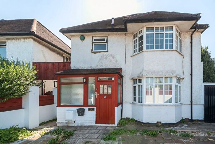 3 Bedroom Flat To Rent In The Vale, London, NW11