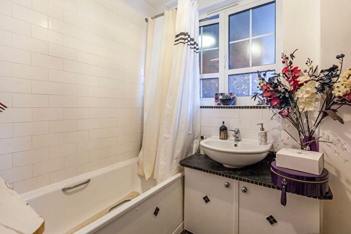 3 Bedroom Flat To Rent In Tilson Gardens, Clapham Park, London, SW2