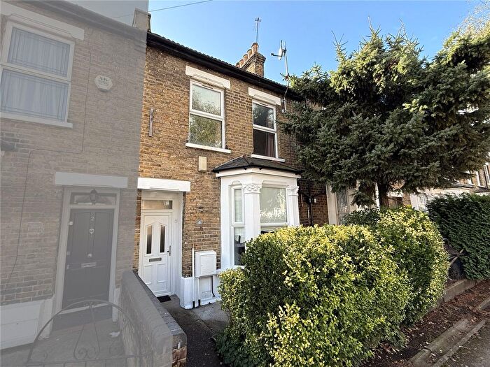 2 Bedroom Flat To Rent In Granville Road, London, E18