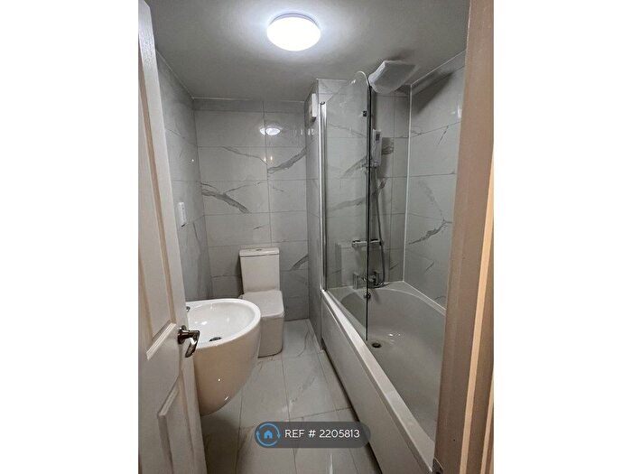 3 Bedroom Flat To Rent In St. James Lane, Greenhithe, DA9