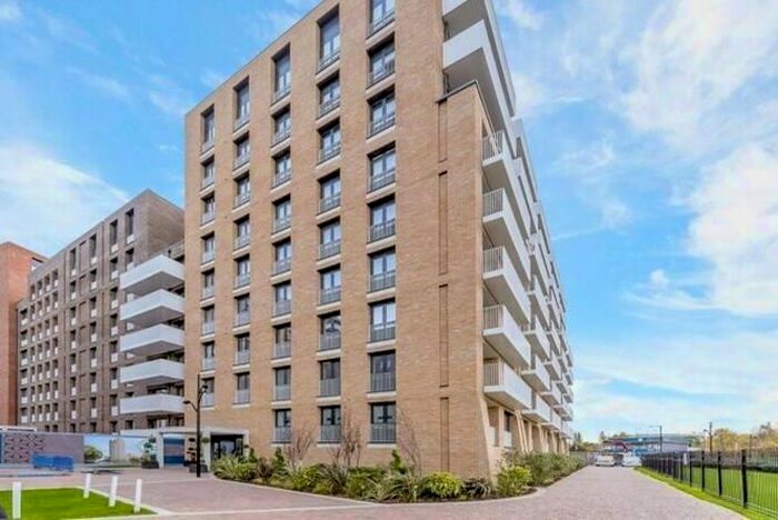 2 Bedroom Flat To Rent In Lakeside Drive, London, NW10