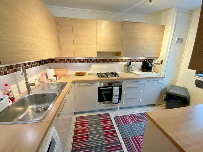 2 Bedroom Flat To Rent In Colson Way, London, SW16