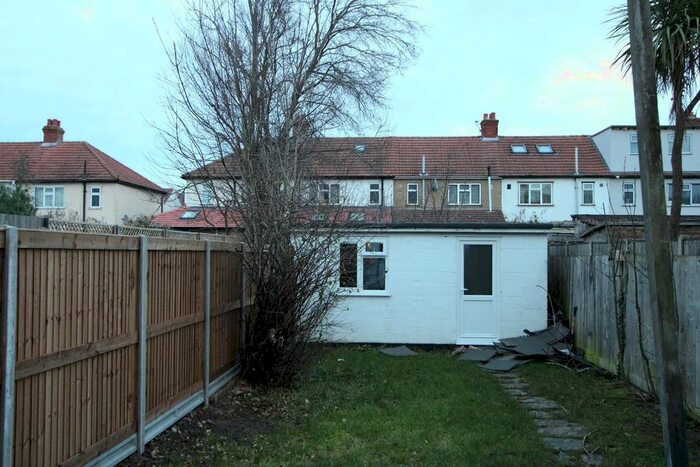 2 Bedroom Flat To Rent In Arthur Road, London, SW19